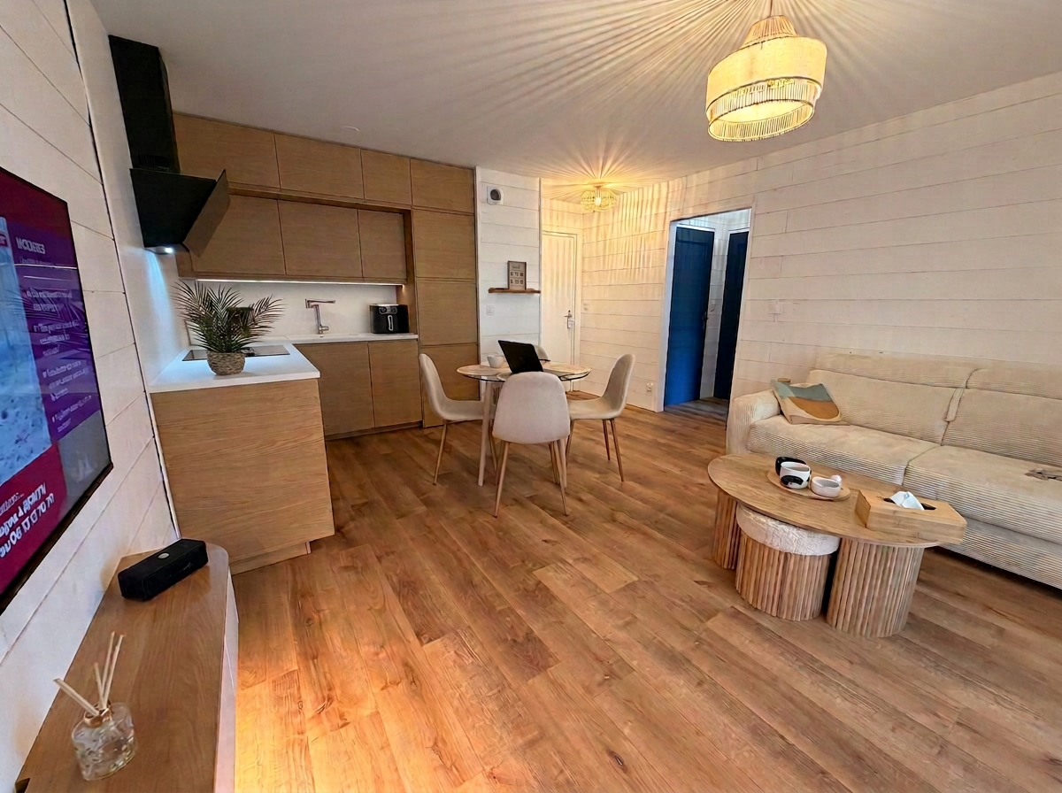 Séjour avec Smart TV et cuisine ouverte